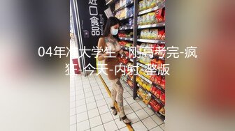 极品淫乱盛宴『武汉情侣』带上一群单男轮奸两只小母狗，三个洞都被填满，小母狗非常配合撅起屁股让单男排队轮奸 (1)