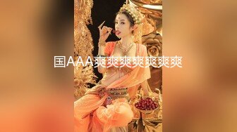 家庭摄像头偷窥，颜值还不错的良妻，大厅和女儿看电视，原来女人是这样穿奶罩的！