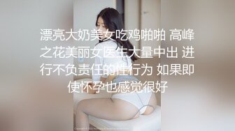 用手指玩弄一个熟妇的大黑屄