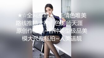 美女被2个朋友故意带到KTV包房挑战刺激啪轮流操