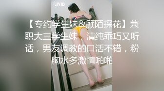  刺激的户外主播开档黑丝高跟在公园内大秀直播，漏出骚奶子真空装逼逼里夹着大黑牛自慰