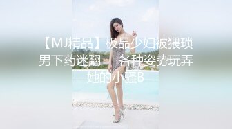 帶孩子逛遊樂場高跟美婦,撇開雙腿露出騷內褲