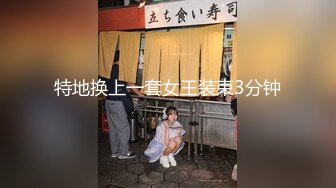 把白色蕾丝按在桌子上