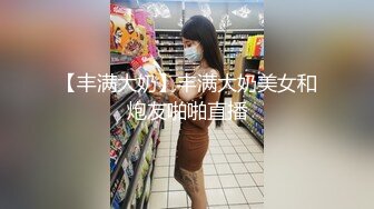 亚洲女孩与她的毛茸茸的猫擦公鸡，让他暨在内裤