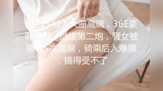 窗户缝偷窥楼下房东刚放学回家的女儿洗澡✿奶子还太小没有发育好