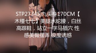  小女仆被主人压在沙发上后入，特意给黑丝脚底板来个特写！