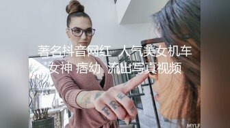 剧情演绎正在上班的职业装气质美女主管被前来视察工作的领导上前摸胸,按在办公桌上掀开短信后插啪啪,干的激烈!