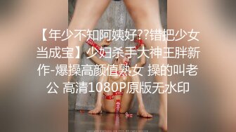 YC商场抄底两个吃零食白裙小美女 纯棉内裤前面有湿痕竟然无毛