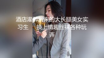 【新速片遞】 妈妈饿了跑到儿子房间吃鸡巴，自己揉奶玩逼扒下儿子内裤，舔弄大鸡巴，舔硬了自己拿着蹭逼逼，好骚啊别错过