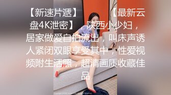 发现个绝佳位置夜晚冒着风险窗户缝中偸拍邻居艺校上学的小美女胸部发育的真好阴毛性感诱人