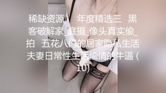 【新片速遞】  无毛逼风骚女友全程露脸跟小哥啪啪，屁股撅得好标准，让小哥放在桌子上抽插，抱起来干舔逼玩弄后入抽插真骚