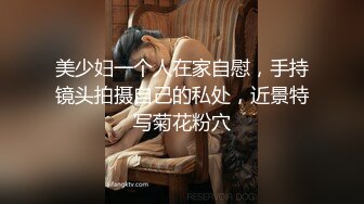 潜入某写字楼女厕全景偷拍女白领上厕所❤️被妹子发现了在门口打电话叫人 (4)