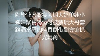 吃鸡深喉 狂抠白虎鲍鱼 后入猛怼 表情舒坦 最后口爆吃精