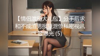 拳交女孩全程露脸颜值不错玩的好嗨，性感无毛逼大号假鸡巴，口交爆菊拳交蹂躏骚穴，高潮不断尿尿给狼友看