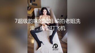 00后双马尾萌妹，黑白丝袜玻璃棒插无毛骚穴，抬起双腿特写视角，搞得小穴很湿