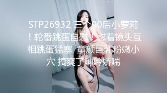 2020新跟拍！高挑大长腿白净女神妹子 偷偷在里面吸烟 浓密的黑穴真诱人