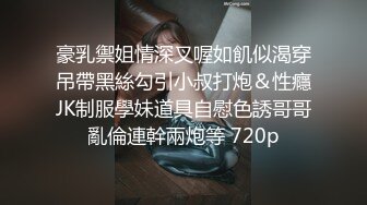 路边公厕全景偷拍出来散步的少妇丰满大肥B