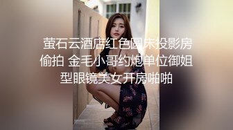 漂亮美女给直男足交，小脚丫穿起肉色丝袜足交，套弄得很爽，粉嫩的双手套弄龟头舒服啊 最后射在美足上！