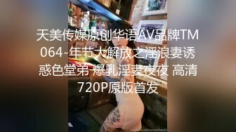 蜜汁女友露脸跟男友镜头前的放荡，完美身材让小哥吃奶玩逼水好多