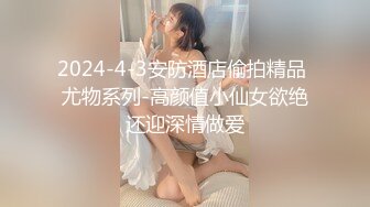 成熟的大屁股骚女人，丝袜高跟露脸诱惑狼友，揉奶玩逼自慰呻吟被大哥草