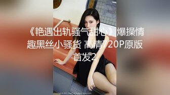 两个超嫩美少女，白皙屁股美乳嫩穴，约了个炮友轮流操，无毛粉嫩小穴，骑乘位猛操，扶细腰后入