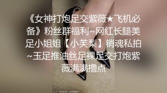 长发及腰烈焰红唇新人小姐姐，解开睡衣搔首弄姿