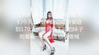 街上碰到两个发传单的小美女，打定主意守候黑衣服上厕所尿尿，这小肥逼真是诱人哦~~