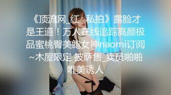   女友玩着手机也要服侍我，女友一定要这样的，真实爽到自己