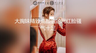 很火的家庭摄像头，美艳少妇和儿子睡觉，弟弟睡着哥哥看妈妈玩手机，要妈妈亲亲才肯睡，手有意无意放大腿逼逼里，6啊！