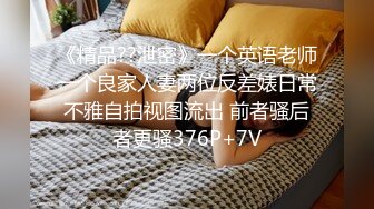 【新片速遞】 正在睡觉的小女人，露脸被大哥揉奶玩逼给搞醒了，请她吃鸡巴，激情上位无套抽插，后入干大屁股骚逼冒白浆