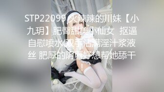 风骚的黑丝人妻在家跟大哥激情啪啪，从地上干到床上，口交大鸡巴听狼友指挥互动撩骚，多体位蹂躏抽插真刺激