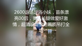 中年美少妇男人不在家自己直播赚点小钱，黑丝情趣衣，道具，大黑牛自慰，骚的很