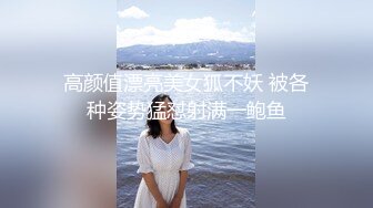 这妹子够狠 抠逼抠成这个表情 简直往死里抠 貌似几次差点噎死过去 淫水直喷