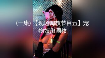 粉色超短吊带裙美女 拍照打卡在男友的镜头前变换姿势拍照却没有发现自己脚下也有一个镜头对准了自己的裙底风光