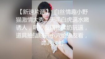 古铜色东方小美女和东欧白嫩美女一起玩3P同时玩大肉棒阴道插着吃逼