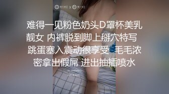 红唇美女小姐姐！掰开穴直接尿尿！跪着翘起大肥臀，手指猛扣骚逼，特写视角极度诱惑