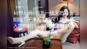  丝袜女仆情趣装颜值不错很嫩小少妇激情3P，伺候两个小哥哥主动上位抽插嘴里还叼着大鸡巴