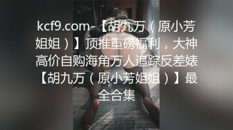 穿着渔网丝袜的美妞玩自拍