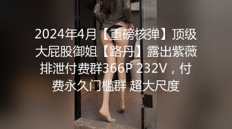 时尚牛仔裤女孩进屋就脱光上衣露出弹性美乳迫不及待吃JJ深喉兴奋在激情啪啪口爆