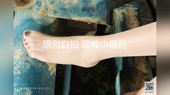 丰满肉嘟嘟的胖妹子两个吊钟奶子，沙发上露脸口交深喉岔开腿道具插穴，水水很多