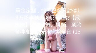 【新片速遞 】 ❤️一抹深绿色❤️啊啊老公 太羞辱了 老婆被单男按在床上崛起屁股 像母狗一样玩弄 绿帽拍摄，绝骚淫妻