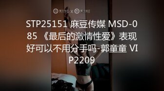 清纯美少女，身材一流白嫩美乳，带上黑框眼镜，脱光光诱惑，扭腰摆弄姿势