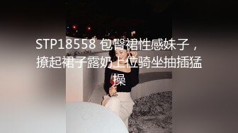 大金链条子很漂亮的的大屌人妖妹子，找来两个妹子一起玩，两个妹子被她轮流干的啪啪啪的声音响