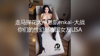 黑客破解家庭摄像头偷拍丸子头美女不穿内裤擦玻璃男友趁机舔B搞完卫生下百叶窗帘来一发