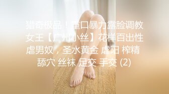  大一学妹爱啪啪露脸在镜头前让小哥玩弄，揉奶玩逼给狼友看特写，让小哥在沙发上草嘴无套抽插