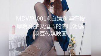 商场女厕全景偷拍背包少妇嘘嘘 眼神非常犀利差点被她发现