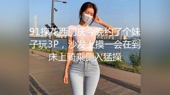 露脸女友握着我的鸡巴，舔着我的胸