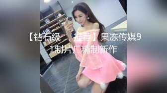 公交车站一路跟踪CD短裙美女竟然没有穿内内??两片有点发黑的大阴唇直接暴露出来了