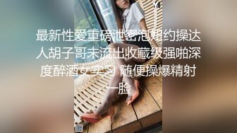  良家小少妇为了生活露脸3P性爱，让两个大哥轮流玩弄，揉奶玩逼各种抽插对着镜头浪叫呻吟