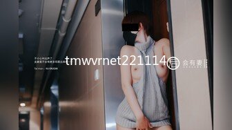 商场女厕近距离偷窥长裙美女 B里拉出一坨奇怪的玩意